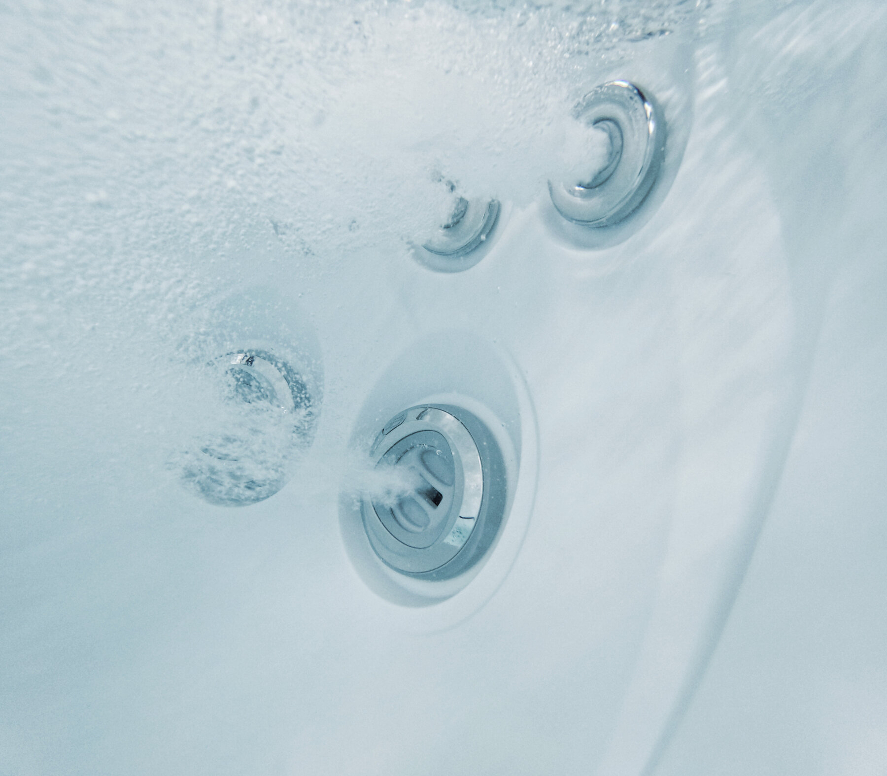 Underwater view of Sundance 780 series Fluidix jets