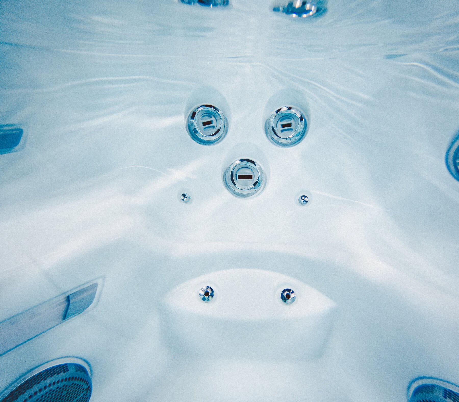 Underwater view of Sundance 980 series therapy seat with multiple Fluidix jet types