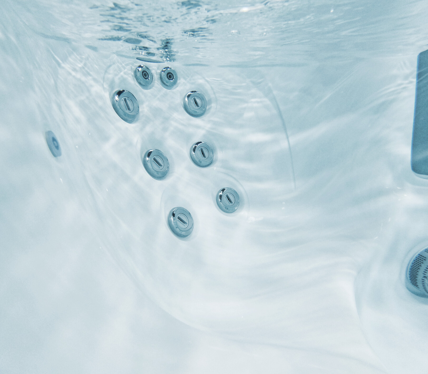 Underwater view of Sundance 680 series Swedish-massage jet seat